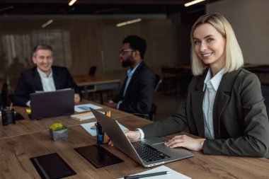 Ofiste. Ofiste birlikte çalışan bir grup danışman.