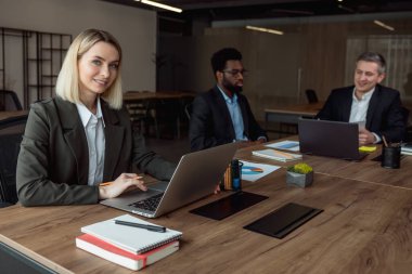 Ofiste. Ofiste birlikte çalışan bir grup danışman.