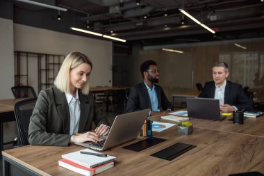 Ofiste. Ofiste birlikte çalışan bir grup danışman.