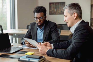 Müşteriyle buluşacağım. İşletme danışmanı müşteriyle konuşuyor ve olaya dahil olmak istiyor.