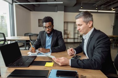 Müşteriyle buluşacağım. İşletme danışmanı müşteriyle konuşuyor ve olaya dahil olmak istiyor.