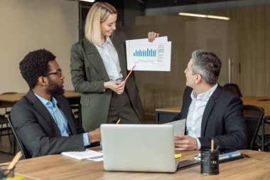 İşteki avukatlar. Avukatlar birlikte çalışıyor ve dava detaylarını tartışıyorlar.