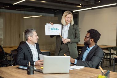 İşteki avukatlar. Avukatlar birlikte çalışıyor ve dava detaylarını tartışıyorlar.