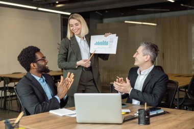 İşteki avukatlar. Avukatlar birlikte çalışıyor ve dava detaylarını tartışıyorlar.