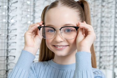 Gözlüklü kız. Yeni gözlük seçtikten sonra uzun saçlı, cana yakın, tatlı bir kız.