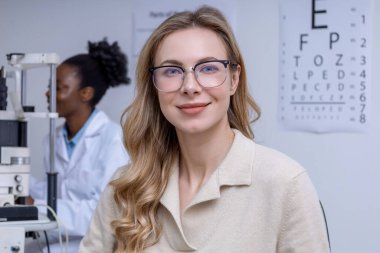 Görme kontrolünden sonra. Optometrist ofisinde yeni gözlüklü sarışın güzel bir kadın.