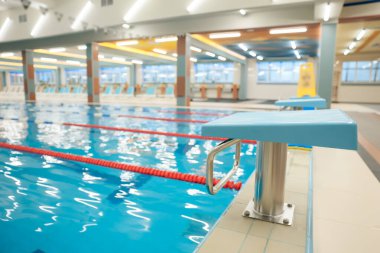 Yüzme havuzu. Mavi suyu olan modern boş bir yüzme havuzu resmi.