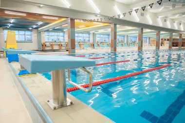 Yüzme havuzu. Mavi suyu olan modern boş bir yüzme havuzu resmi.