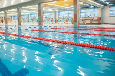 Yüzme havuzu. Mavi suyu olan modern boş bir yüzme havuzu resmi.