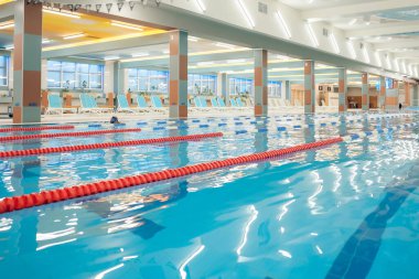 Yüzme havuzu. Mavi suyu olan modern boş bir yüzme havuzu resmi.