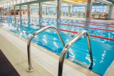 Yüzme havuzu. Mavi suyu olan modern boş bir yüzme havuzu resmi.