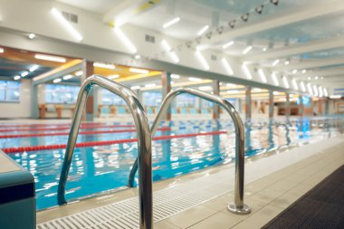 Yüzme havuzu. Mavi suyu olan modern boş bir yüzme havuzu resmi.