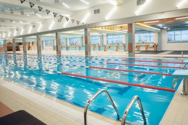 Yüzme havuzu. Mavi suyu olan modern boş bir yüzme havuzu resmi.