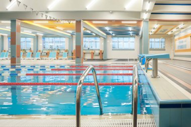 Havuz. Yüzme havuzu. Yüzme yolları ve mavi sular.