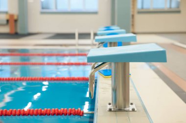 Havuz. Yüzme havuzu. Yüzme yolları ve mavi sular.