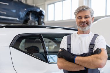 Tamircide kolları çapraz duran tamirci.