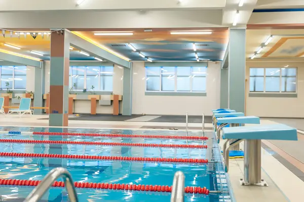 Havuz. Yüzme havuzu. Yüzme yolları ve mavi sular.