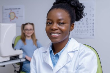 İşteki doktor. Ofisinde çalışan Afro-Amerikan kadın göz doktoru.
