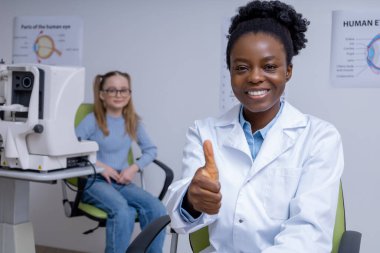 İşteki doktor. Ofiste laboratuvar önlüğüyle gülümseyen güzel bayan doktor.