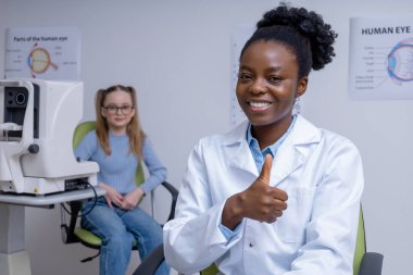 İşteki doktor. Ofiste laboratuvar önlüğüyle gülümseyen güzel bayan doktor.