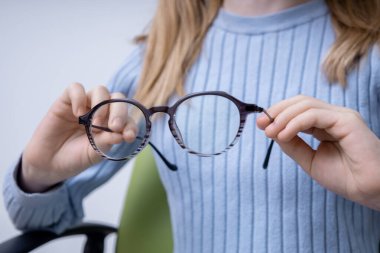 Gözlüklü kız. Gözlüklü, uzun saçlı, beyaz bir kızın fotoğrafını çek.