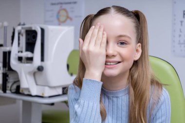 Vizyon sınavı. Kafkasyalı okul çağındaki kız göz doktorunun muayenesinden geçiyor.