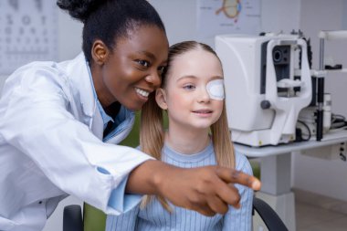 Oftalmolojik test. Göz doktorunda muayenesi olan ve pozitif görünen bir kız.