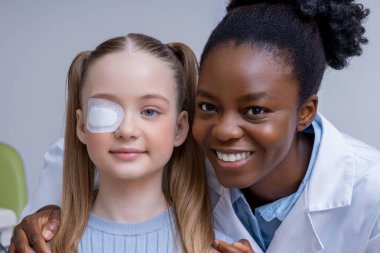 Oftalmolojik test. Göz doktorunda muayenesi olan ve pozitif görünen bir kız.