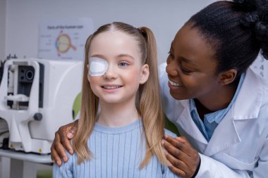 Oftalmolojik test. Göz doktorunda muayenesi olan ve pozitif görünen bir kız.