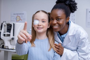 Oftalmolojik test. Göz doktorunda muayenesi olan ve pozitif görünen bir kız.