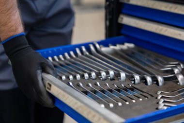 Tamirhanedeki tamir malzemelerini içeren alet kutusunu kapat