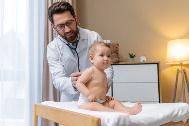 Pediyatristim. Doktor küçük şirin bir hastayı muayene ediyor ve konsantre görünüyor.