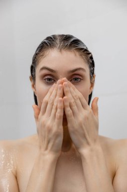 Banyoda kadın cesedi yıkıyor evde su sıçratıyor sağlıklı hijyen rutininin tadını çıkarıyor.