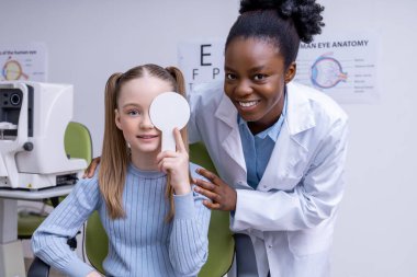 Optometri. Optometrist ofisinde göz testi yaptıran beyaz saçlı bir çocuk.