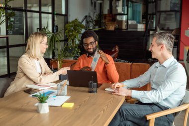 Yeni proje. İş danışmanları toplantı yapıyor ve yeni projeyi tartışıyorlar.