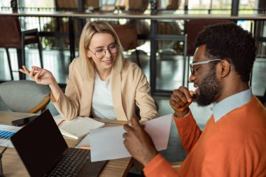 Yeni dava. Bir grup danışman yeni bir davayı tartışırken olaya dahil olmak istiyor.