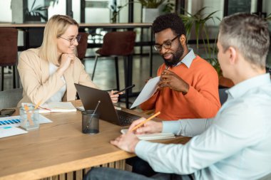 Yeni proje. İş danışmanları toplantı yapıyor ve yeni projeyi tartışıyorlar.