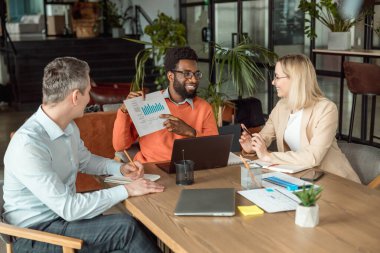 Yeni proje. İş danışmanları toplantı yapıyor ve yeni projeyi tartışıyorlar.