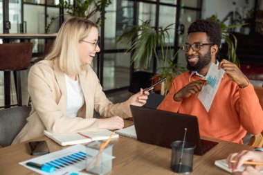 Yeni proje. İş danışmanları toplantı yapıyor ve yeni projeyi tartışıyorlar.