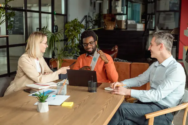 Yeni proje. İş danışmanları toplantı yapıyor ve yeni projeyi tartışıyorlar.