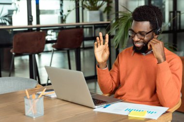 Müşteriyle görüntülü görüşme. Koyu tenli iş adamı internetten arıyor ve işin içinde gibi görünüyor.