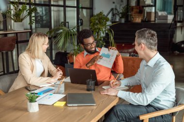 Yeni proje. İş danışmanları toplantı yapıyor ve yeni projeyi tartışıyorlar.