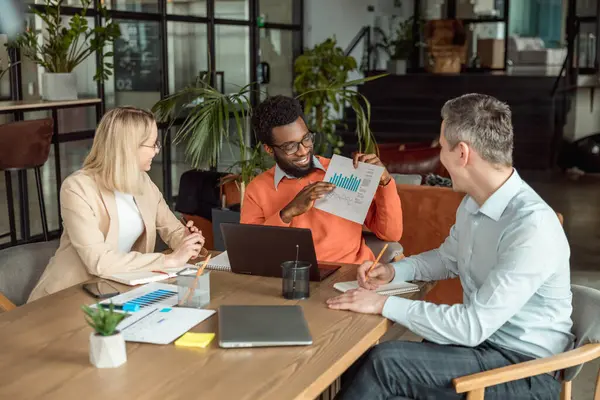 Yeni proje. İş danışmanları toplantı yapıyor ve yeni projeyi tartışıyorlar.