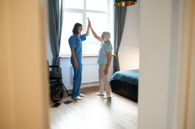 Rüya takım. Hemşire ve hastası güzel bir egzersizden sonra iyi hissediyorlar.