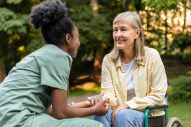 Rehabilitasyon. Parkta bir hastayla çalışan hemşire ve rehabilitasyon egzersizi yapmasına yardım ediyor.