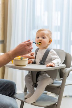 Kahvaltıda. Baba ve küçük tatlı bir oğlan mutfakta kahvaltı yapıyorlar.