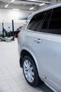 Otomobil tamirhanesinin arka kapısını ve tekerini kapatın.