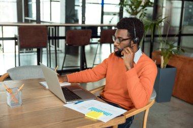 Müşteriyle görüntülü görüşme. Koyu tenli iş adamı internetten arıyor ve işin içinde gibi görünüyor.