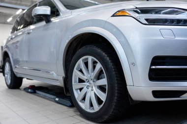 Otomobil tamirhanesinde ön tekerleği kapatın.