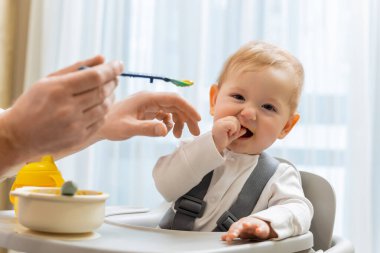 Kahvaltıda. Baba ve küçük tatlı bir oğlan mutfakta kahvaltı yapıyorlar.